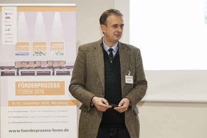 Wie sieht die Zukunft in der Verpackungswelt aus? „Intralogistik zusammen mit angeschlossener Logistik, die die Ware zum Kunden bringt, macht 50 Prozent der Produktionskosten aus“, so Peter Schmidt, Beumer Group. Grund genug, für die Beumer Group über die Zukunft beim Ver- und Abpacken von Schüttgütern nachzudenken. Dabei führte er die Zuhörer in virtuelle Welten, die zeigte, was mit mobilen Technologien, intelligenter Visualisierung und Smart Glasses möglich ist.  (Bild: Bausewein/PROCESS/Schüttgut)