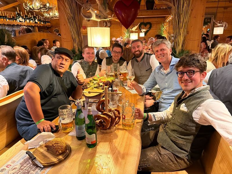 Auch in der Wildstuben feiern (v. l.) Ugur Yaliman (Wasabi), Louis Sagstätter (Cancom), Matteo Brüggemann (TIM), Christian Palm (GID), Ulrich Nieberle (Concat) und Benedykt Marciniak (Wasabi) (Bild: Vogel IT-Medien)