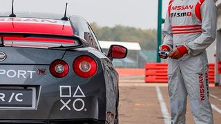 Jann Mardenborough durfte die R/C-Version des Nissan GT-R über die Piste jagen. (Nissan)