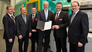 Am 16. Januar 2015 erlebten zahlreiche Vertreter aus Industrie und Politik die Übergabedes Zuwendungsbescheids durch NRW-Wirtschaftsminister Garrelt Duin (Mitte). (Bild: Kunststoff-Institut Lüdenscheid)