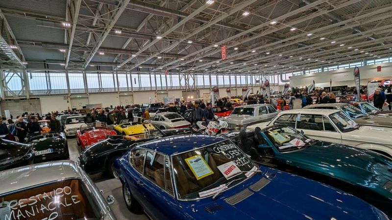 Anders als bei so manch deutscher Oldtimermesse standen die Verkaufsfahrzeuge in Bologna wie Hühner auf der Stange. Und das galt für sämtliche Hallen! (Bild: Dominsky – VCG)