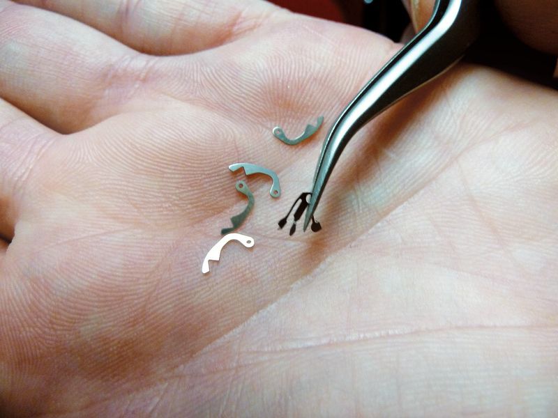 Ein Händchen fürs Feine – das braucht man, wenn man Maschinen und Anlagen zum Stanzen von kleinsten, ja man muss sagen filigransten Mikrobauteilen entwickelt, konzipiert und baut, wie es die Creative Automation GmbH & Co. KG in Roßhaupten tut. (Bild: Kuhn)