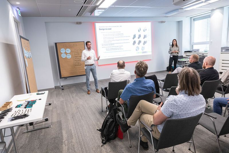 16. Anwenderkongress Steckverbinder. Auf dem Steckverbinderkongress 2022 konnten die Teilnehmer zwischen vier hands-on Workshops wählen – Dichtheitsprüfung, Crimpen, Kabelkonfektionierung und Single Pair Ethernet. (Bild: Elektronikpraxis)