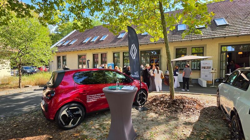 Untersützt wurde die Jubiläums-Show von diversen Kooperationspartnern. Das Renault- und Dacia-Autohaus Car Avenue AGS nutzte die Gelegenheit, um aktuelle Renault-Modelle vorzustellen, die bei der Zielgruppe der Modenschau besonders beliebt sind. (Bild: Mauritz – VCG)