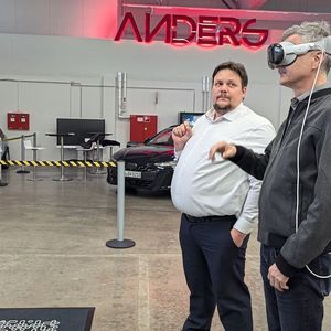 Projektleiter Thomas Martin vom Audi Training erklärt dem Autor die Besonderheiten der Apple Vison Pro. (Bild: Alina Seysen)