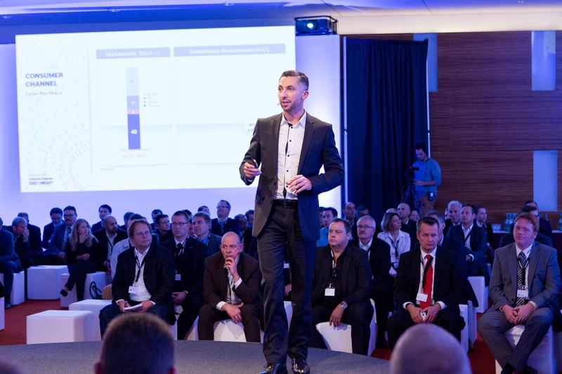 Nedzad Gutic von Samsung erklärt den Partner die Vorzüge von Consumer Business. (Bild: Samsung)