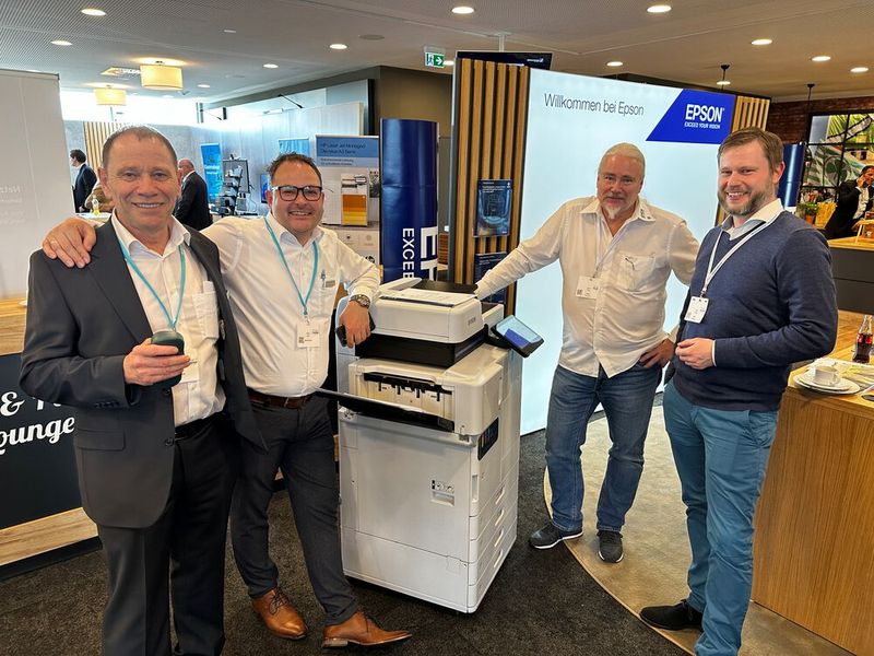 (v. l.) Stefan Heid und Markus Schier (MR Datentechnik) mit Michael Scheller und Sascha Schmid (EPSON) zeigen das brandneue Produkt 