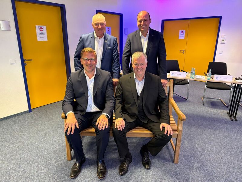 Die Eurogarant AutoService AG lud zur Hauptversammlung 2026 ins hessische Friedberg. Die Vorstände Peter Börner, Guido Kalter (obere Reihe) und Sebastian Kaiser sowie Thorsten Fiedler (untere Reihe) konnten dabei sehr gute Zahlen für das vergangene Geschäftsjahr präsentieren. (Bild: Otto - VCG)