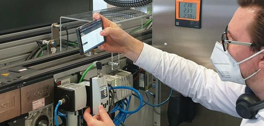 (Beispiel-Projekt: Die bestehende Umgebung wurde um Hardware für Sensorik, Steuerungs- und Kommunikationstechnik sowie Pneumatik zur Leckagesimulation erweitert. Bild: Fraunhofer IOSB-INA)