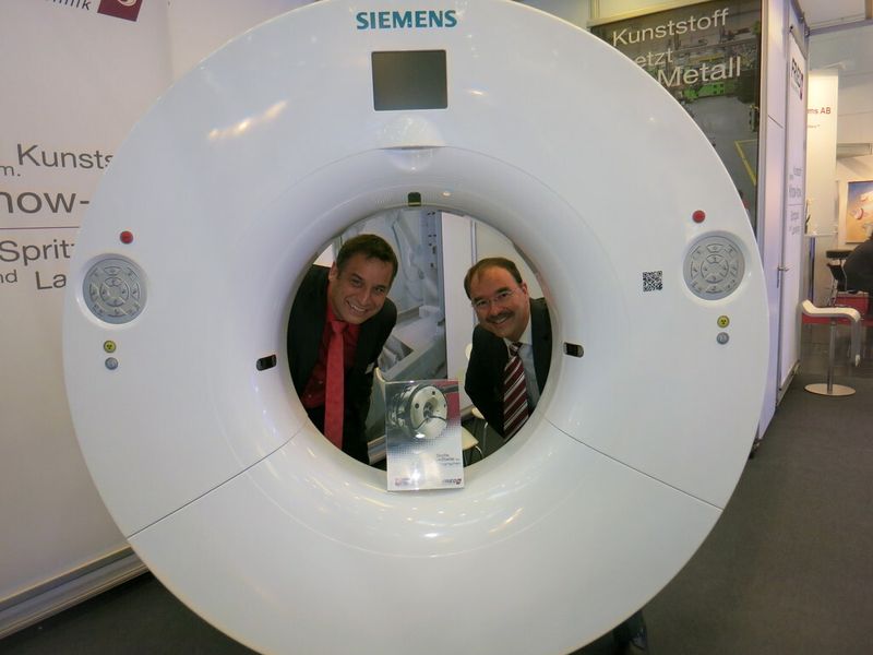 Haben den Durchblick bei großen Spritzgussteilen: Michael Eyer (li.), Technischer Berater, und Patrick F. Schneider, Leiter Vertrieb und Marketing, bei Fried Kunststofftechnik. (Bild: Reinhardt)