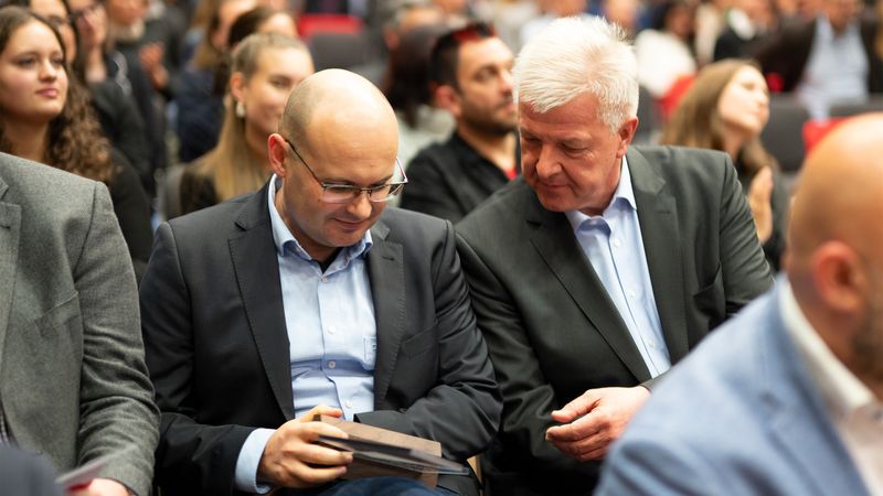 Claus Schäfer und Christian Ennes mit dem CREAPOLIS Award 2024. (Foto:  Natalie Schalk / Hochschule Coburg)