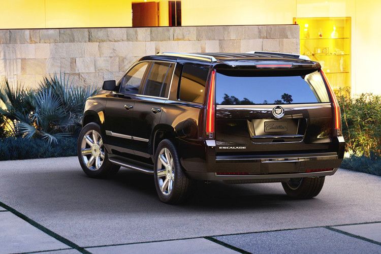Der Cadillac Escalade ist auch in seiner Neuauflage ein Auto, für das der Begriff SUV kaum ausreicht. Platz gibt es im Überfluss, mit einem Parkplatz könnte es eher düster aussehen. (Foto: Cadillac)
