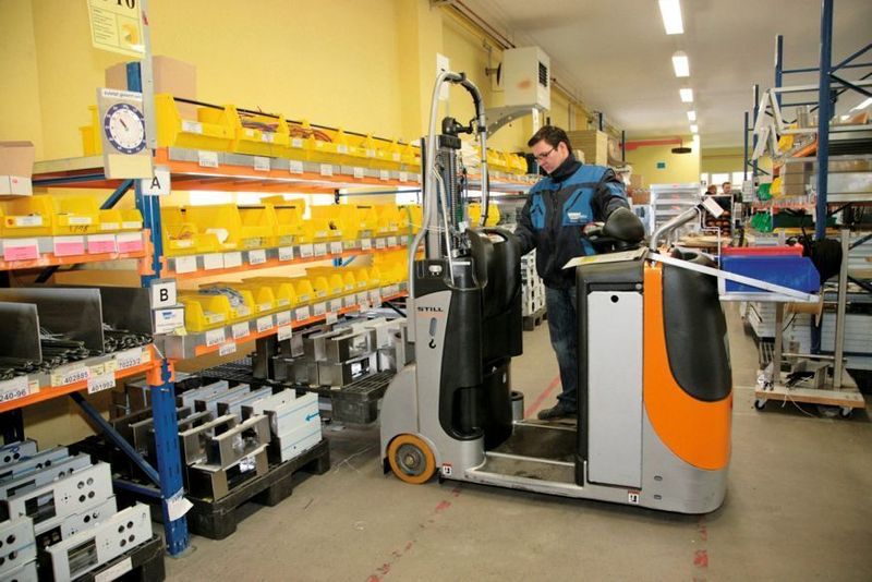 Der Multifunktionsschlepper Kanvan 05 bewährt sich beim Heißluft-Backofen-Produzenten Wiesheu Wolfen in der Versorgung der Montageplätze im Kanban-Prinzip. Bild: Still (Archiv: Vogel Business Media)