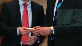 Präsentieren den neuen Asic mit einer Zykluszeit von 31,25 µs: Henning Sandfort (li.), Siemens, und Jörg Freitag, PNO.  (Bild: elektrotechnik)