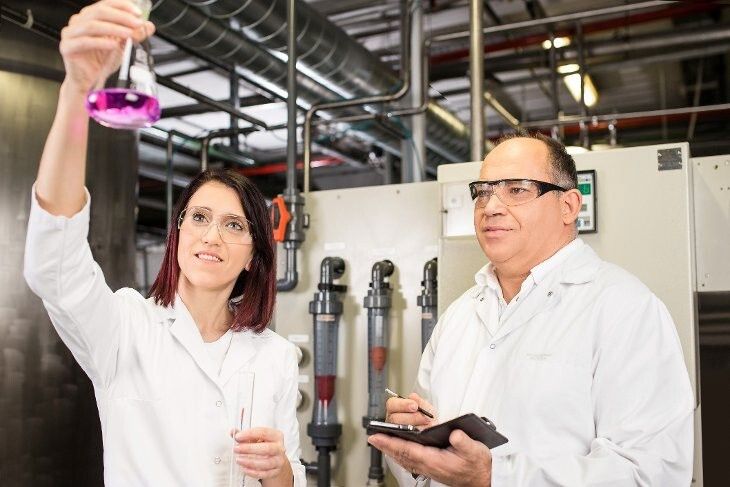 Maribor, Slowenien: 2014 wurde am Kosmetik-Produktionsstandort in Maribor, Slowenien, ein neues System zum Prozesswasserrecycling für Reinigungszwecke installiert. Durch das Sammeln von Prozesswasser in Tanks und die Erwärmung über Wärmerückgewinnungsmaßnahmen sparen wir jedes Jahr bis zu 7.000 Kubikmeter Frischwasser und 200.000 Kilowattstunden Energie. Auf dem Foto: Technikerin Romana Florjancic und Projektmanager Srecko Habjanic. (Bild: Henkel)