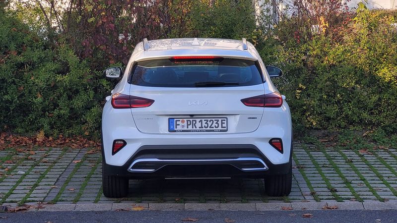 6. Die Sicht nach hinten: Die C-Säulen sind massiv, die Heckscheibe ist sehr schmal. Beim Rückwärtsfahren verlässt man sich besser auf das Kamerabild im Display. (Bild: Wehner - Vogel Communications Group)