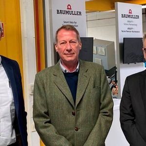 Die österreichische Niederlassung der Baumüller Gruppe hat ein neues Führungsteam. Hartmut Bärtl (liks) und Reinhard Aigner (rechts) folgen auf Michael Ziegler (mitte).(Bild:  Baumüller)