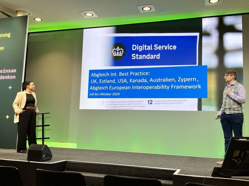 Doch nun zurück zum Programm: Viola Piegelbrock, Leiterin Online-Agentur bei der Deutschen Rentenversicherung (v. l.) und Ralf Käck, Referent Digitale Verwaltung im Bundesministerium für Digitales und Staatsmodernisierung, gehen gemeinsam auf den Servicestandard als digitales Verwaltungsangebot ein. (Bild: Serina Sonsalla / Vogel IT-Medien)