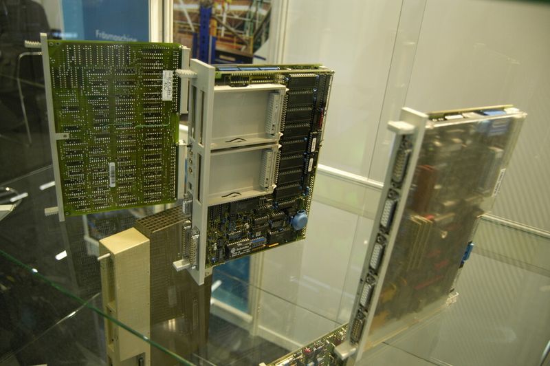 Für die Reparatur oder Modernisierung von Steuerungen älteren Semesters gibt es auf der Usetec die passenden Lösungen. (Bild: Schreier)