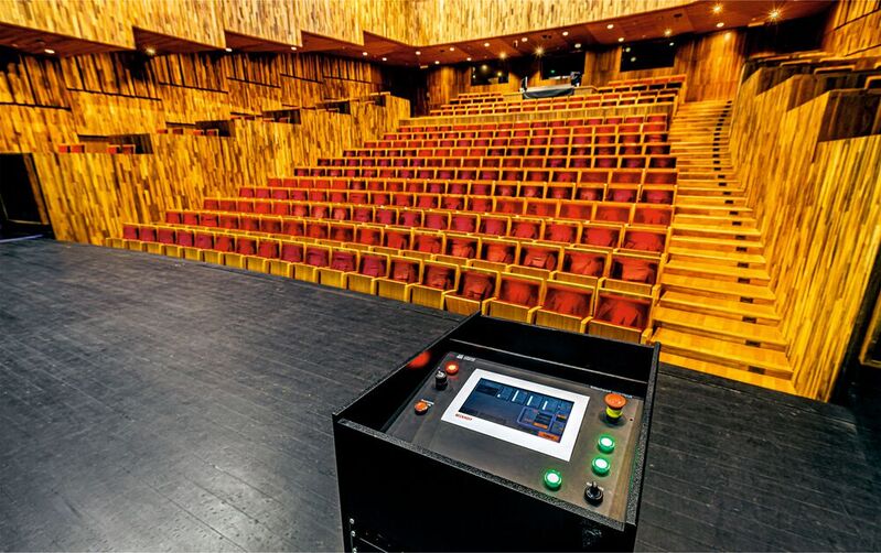 Theatersaal des Müpa Budapest mit dem in eine Bedienkonsole integrierten Einbau-Panel-PC CP6600.