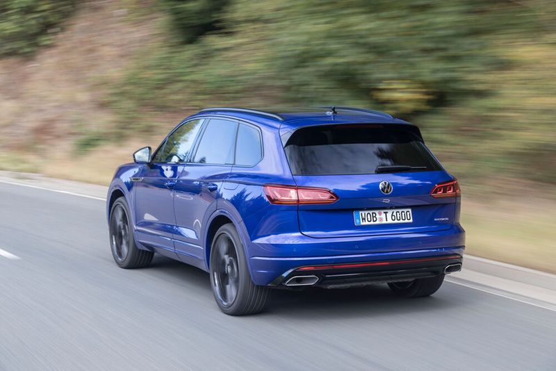 Mit den genannten Leistungsdaten schafft der Touareg R Hybrid den Sprint von 0 auf 100 km/h in fünf Sekunden. (Bild: Ingo Barenschee)