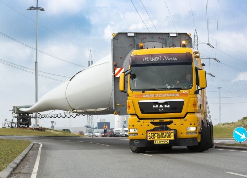 Der erste Prototyp der Weltrekord-Windturbine auf dem Weg durch Dänemark, bei Aufbau und Tests (Siemens)