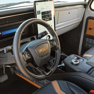 Der Farbton hört auf den Namen „Avalanche Gray mit Cerakote Copper“. Den Innenraum ziert ein Armaturenbrett aus Billet-Aluminium von JJR Fabrication und eine gegerbte Lederpolsterung von MDM Upholstery. (Bild:  Ford)