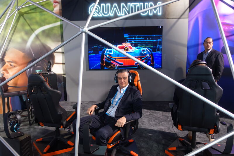 Skander Kafaar (Harman) probiert das neue Quantum One Wired Over-Ear Pro Gaming Headset aus. (Bild: IT-BUSINESS)