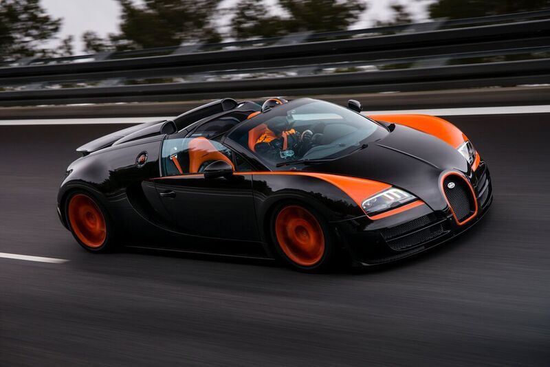 Mit dem Veyron begründete Bugatti im Jahr 2005 die neue Topliga in Sachen Höchstgeschwindigkeit. Der 736 kW/1.001 PS starke Franzose schaffte es in der Basisausführung auf 407 km/h, bevor das stärkere Supersport-Modell diesen Rekord mit 415 km/h schließlich toppen konnte. (Bugatti)