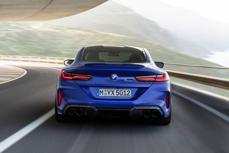 Die Kraft überträgt eine Achtgangautomatik auf einen heckbetonten Allradantrieb, der sich per Knopfdruck deaktivieren lässt und den M8 einen Hinterradantrieb verpasst. (BMW)