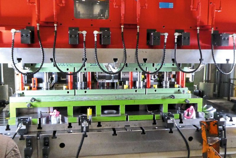 Grosszügig dimensioniert: Auf ihren 3000 x 2000 mm beziehungsweise 4000 x 1800 mm messenden Tischen nehmen die Tiefziehpressen grosse, schwere Ziehwerkzeuge auf.  (Dietmar Kuhn)