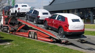 Derzeit werden viele Neuwagen ausgeliefert. Doch dem Zwischenhoch zum Jahreswechsel wird im neuen Jahr wahrscheinlich schnell die Kraft ausgehen. (Bild: Schreiner – »kfz-betrieb«)