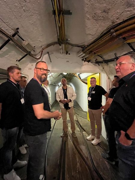 Vertriebsleiter Martin Meitza mit den Kumpels unter Tage im Anschauungsbergwerk. (Bild: Vogel IT-Medien)