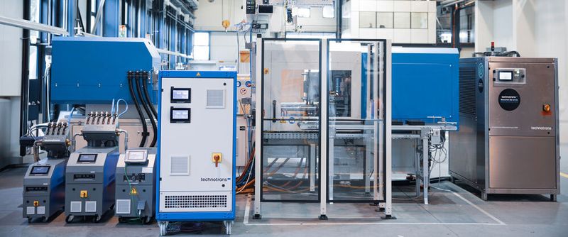 Im Zentrum des Messeauftritts steht eine Fertigungszelle, in der auf einer Sumitomo-Demag-Spritzgießmaschine ein Thermobecher aus einem thermisch sensiblen, biobasiertem Copolyester gefertigt wird.  (Bild: Technotrans)