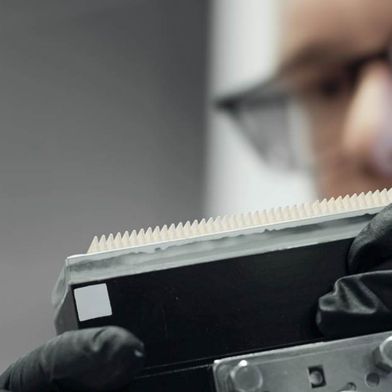 Keramik aus dem Drucker: In der Produktion bei Sinto Advanced Ceramics entstehen hochpräzise Bauteile für Medizintechnik, Halbleiter und Maschinenbau. (Bild: Sinto Advanced Ceramics Europe GmbH)