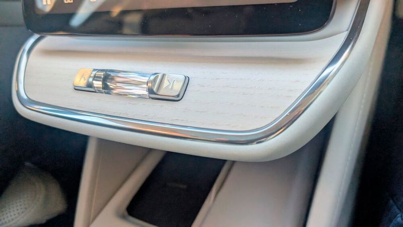 Ein schönes Design-Gimmick ist die Lautstärkenregelung in Kristallglas. (Bild: Mauritz – VCG)