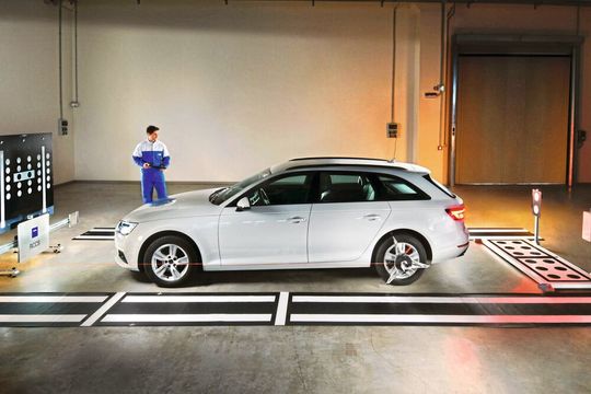 Moderne Fahrzeuge verfügen immer öfter über Fahrerassistenzsysteme, die auf unterschiedlichsten Sensoren basieren. Ab 2022 wird ihre Zahl, gesetzlich bedingt, massiv ansteigen. Werkstätten müssen sich mit der Kalibrierung derselben auseinandersetzen – ob sie wollen oder nicht. Moderne Fahrzeuge verfügen immer öfter über Fahrerassistenzsysteme, die auf unterschiedlichsten Sensoren basieren. Ab 2022 wird ihre Zahl, gesetzlich bedingt, massiv ansteigen. Werkstätten müssen sich mit der Kalibrierung derselben auseinandersetzen – ob sie wollen oder nicht.