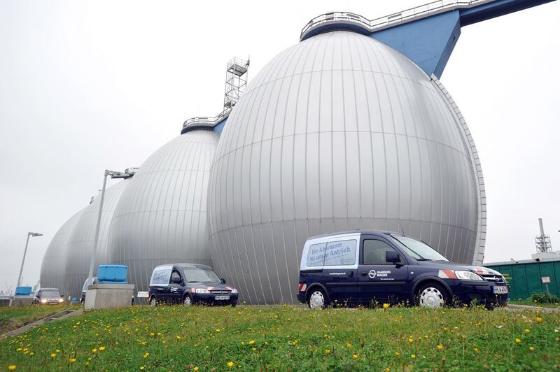 Hamburg Wasser betreibt eine 120 Fahrzeuge umfassende Flotte, die mit Biogas aus dem Klärprozess betankt wird. (Hamburg Wasser)
