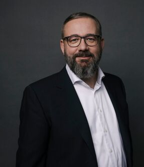 Hans Roth ist Senior Vice President & General Manager EMEA bei Red Hat. Er sagt zum Themenkomplex Künstliche Intelligenz: „In der gesamten EMEA-Region haben sich die Diskussionen auf Vorstandsebene weiterentwickelt.“(Bild:  Red Hat)