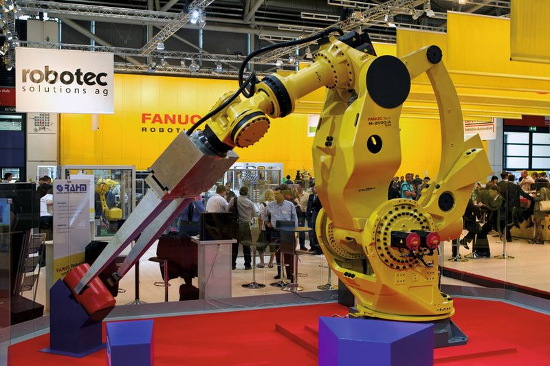 Kraftprotz auf dem Stand von Fanuc Robotics. Mit dabei: Systemintegrator Robotec Solutions AG aus Seon (AG). (Bild: Messe München GmbH)