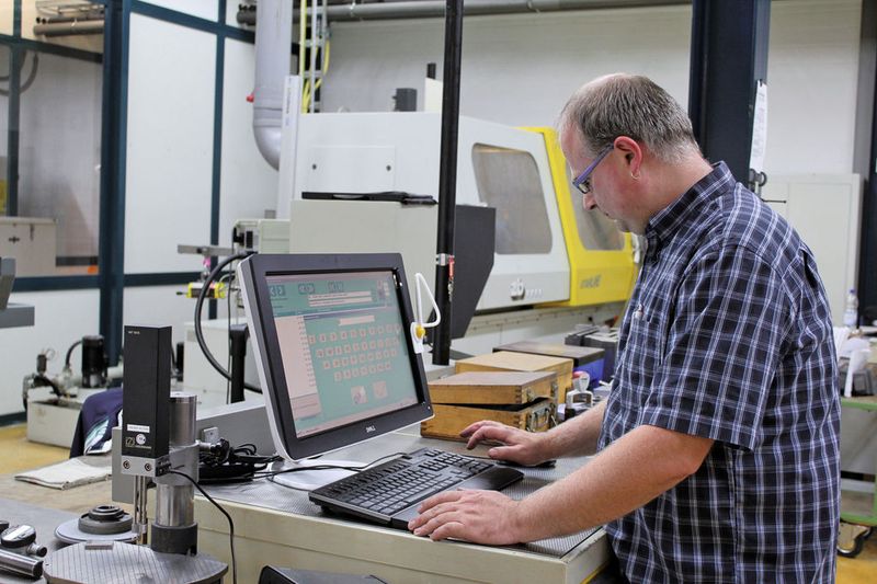 Bild 4: Der Mitarbeiter in der Produktion meldet über die Software My-Touchscreen die am Teil erbrachte Leistungen in das ERP-System.  (Bild: Harting)