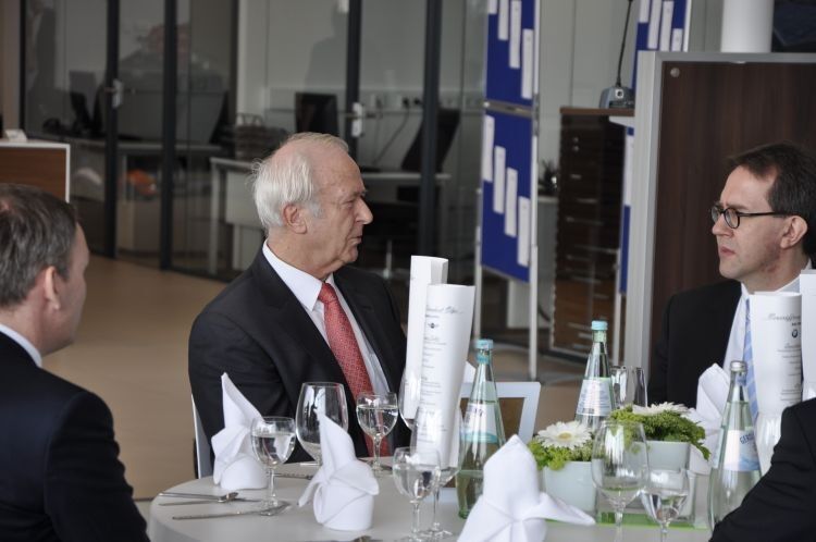 Auch der frühere Besitzer des Olpe-Standorts, Bernhard Struwe, zählte zu den Gästen – hier im Gespräch mit Andreas Bieler, Leiter Kundenentwicklung BMW (re.) (Foto: Richter)