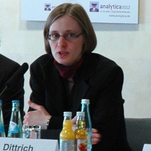 Die Chemikerin Prof. Dr. Petra Dittrich will alle Funktionen eines großen Labors auf einem Kunststoffträger integrieren, auch komplexe Analysen simultan vornehmen zu können. 