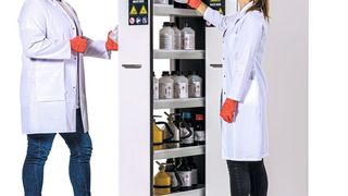 Der Sicherheitsschrank V-Classic-90 Multirisk ermöglicht das Zusammenlagern brennbarer Flüssigkeiten, Säuren und Laugen sowie Gifte an nur einem Ort. (Bild: Stefan Gregor, Asecos)