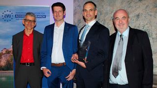 Von links: Peter Rücker, Leiter Unfallforschung und Unfallanalytik Dekra Automobil GmbH; Barend Hauwetter, DVR-Referatsleiter Fahrzeugtechnik; Preisträger Andreas Wingert; EVU-Präsident Prof. Hermann Steffan (Bild: Thomas Seidenstücker

)