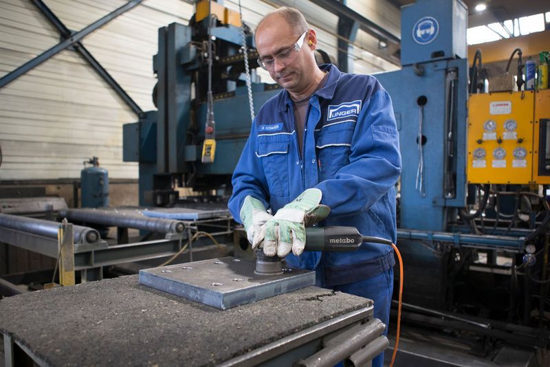 Bei der österreichischen Unger Steel Group sind die kompakten Kantenfräsen von Metabo mehrere Stunden pro Tag im Dauereinsatz. (Metabo)