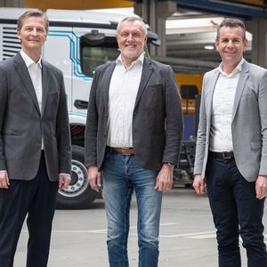 Andreas Bartels, neuer CFO der Paul Group, Gesellschafter Josef Paul und Bernhard Wasner, CEO der Unternehmensgruppe (v.l.n.r.). (Bild:  Paul Group)