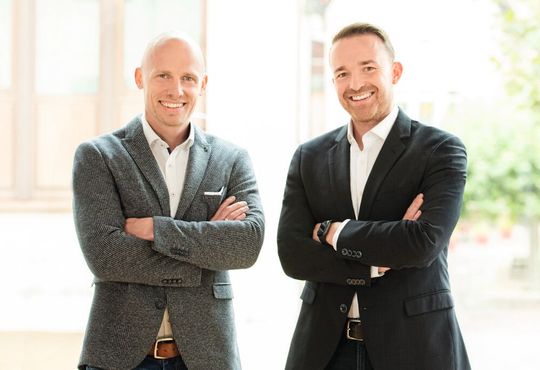 Andreas Keller und Michael Baß (v. l.) sind Geschäftsführer der Südkon Kern GmbH mit Sitz im schwäbischen Aalen-Ebnat. Das Unternehmen wurde als einer der ersten Lohnfertiger für Großteile im süddeutschen Raum gegründet und ist Bestandteil der familiengeführten Vema Group GmbH, zu der auch die Südkon Plast GmbH (technischer Handel) und die Kern Service Solutions GmbH (Industrie- und Handwerksdienstleistungen) gehören.(Bild:  Südkon Kern GmbH)