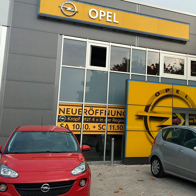 Opel und Ford teilen sich die neue Kropf-Fassade in der Bessemer Straße.