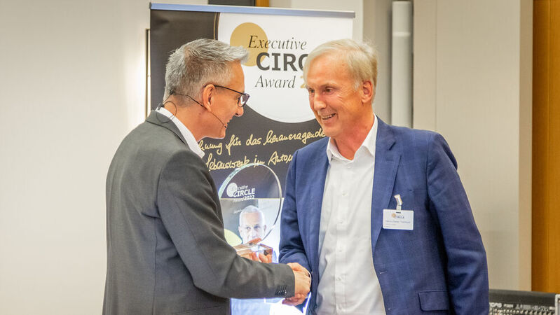 Der Vorstandsvorsitzende der Tiemeyer AG, Heinz-Dieter Tiemeyer (r.), ist der diesjährige Preisträger des „Executive Circle Awards“. »kfz-betrieb«-Chefredakteur Wolfgang Michel übergibt die Auszeichnung für das automobile Lebenswerk.